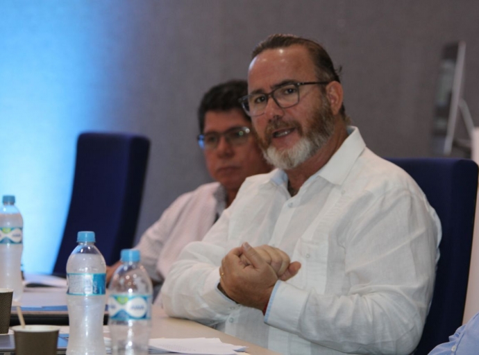 Ministro Glenbert Croes hunto cu Sindicato y tambe WEB, ELMAR y Utilities a sinta na mesa cu otro
