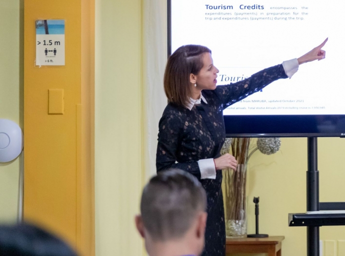 A.T.A. cu estudio riba e impacto di demanda door di aumento di gasto di un vacacion