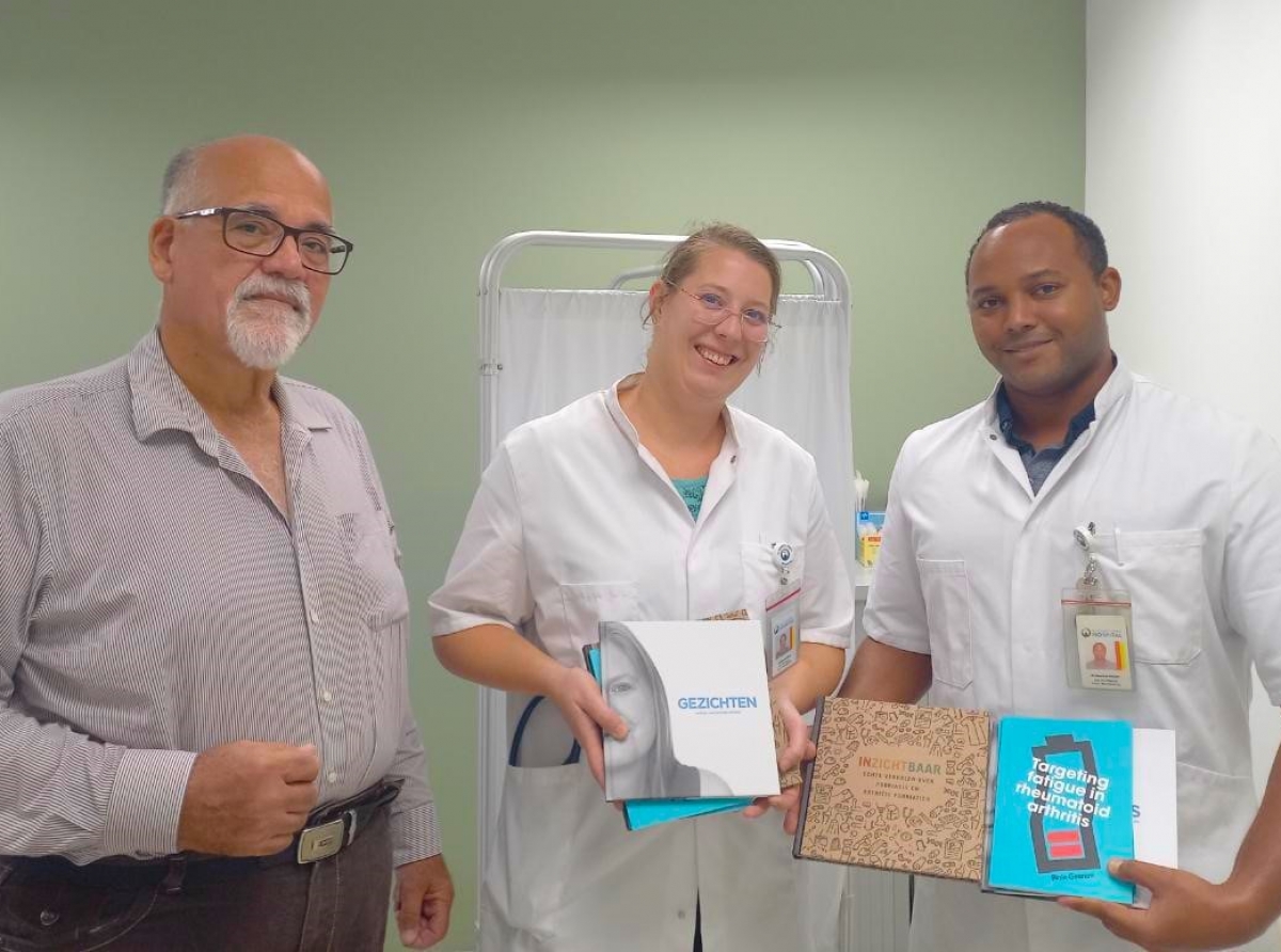 Caribbean Arthritis Foundation cu entrega di buki informativo na Reumatology Center Aruba