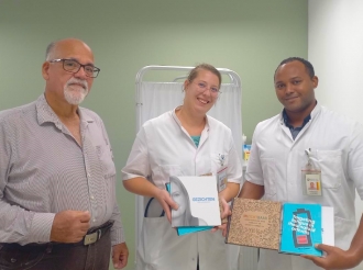 Caribbean Arthritis Foundation cu entrega di buki informativo na Reumatology Center Aruba