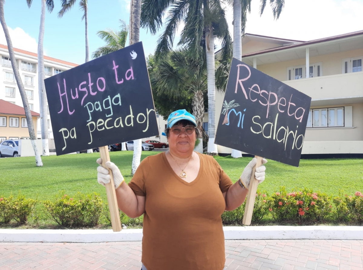 Dama a bay protesta dilanti oficina di Gobierno pa exigi su salario completo