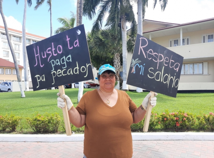 Dama a bay protesta dilanti oficina di Gobierno pa exigi su salario completo