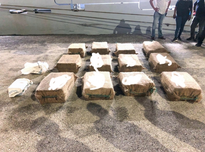 A captura 13 sospechoso y casi 2.900 kilo di droga confisca den accion di Zr.Ms. Groningen