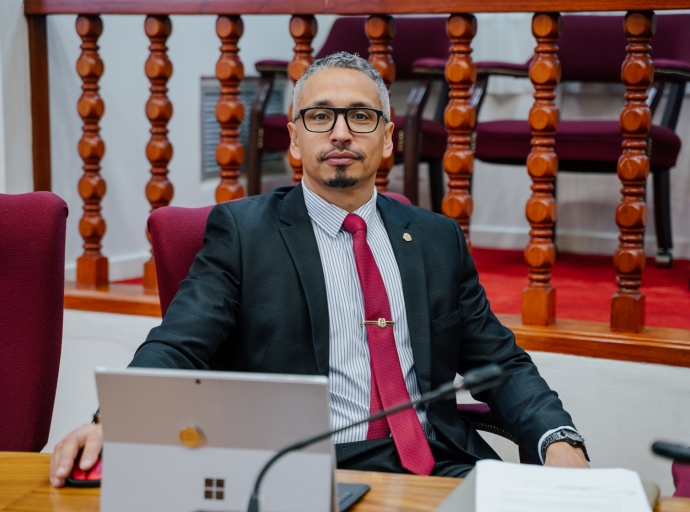 Parlamentario Alvin Molina convenci cu iluminacion ta siguridad