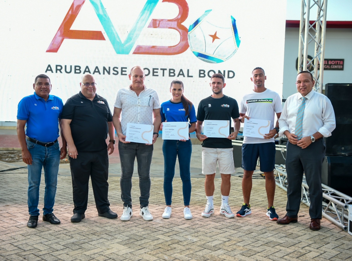 Seis entrenador di Aruba a haya diploma B-License di CONCACAF