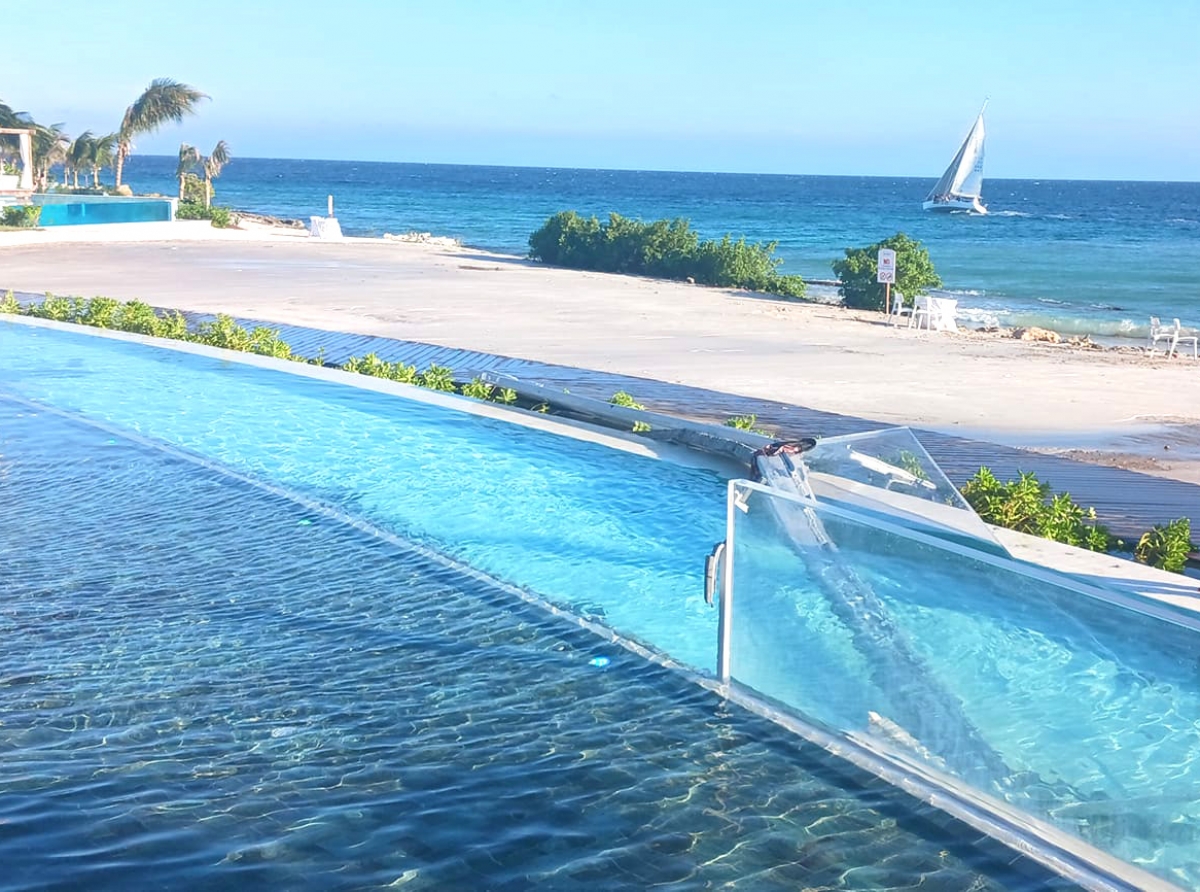 Piscina di glas a kibra na Hotel di Curaçao heridando 8 turista