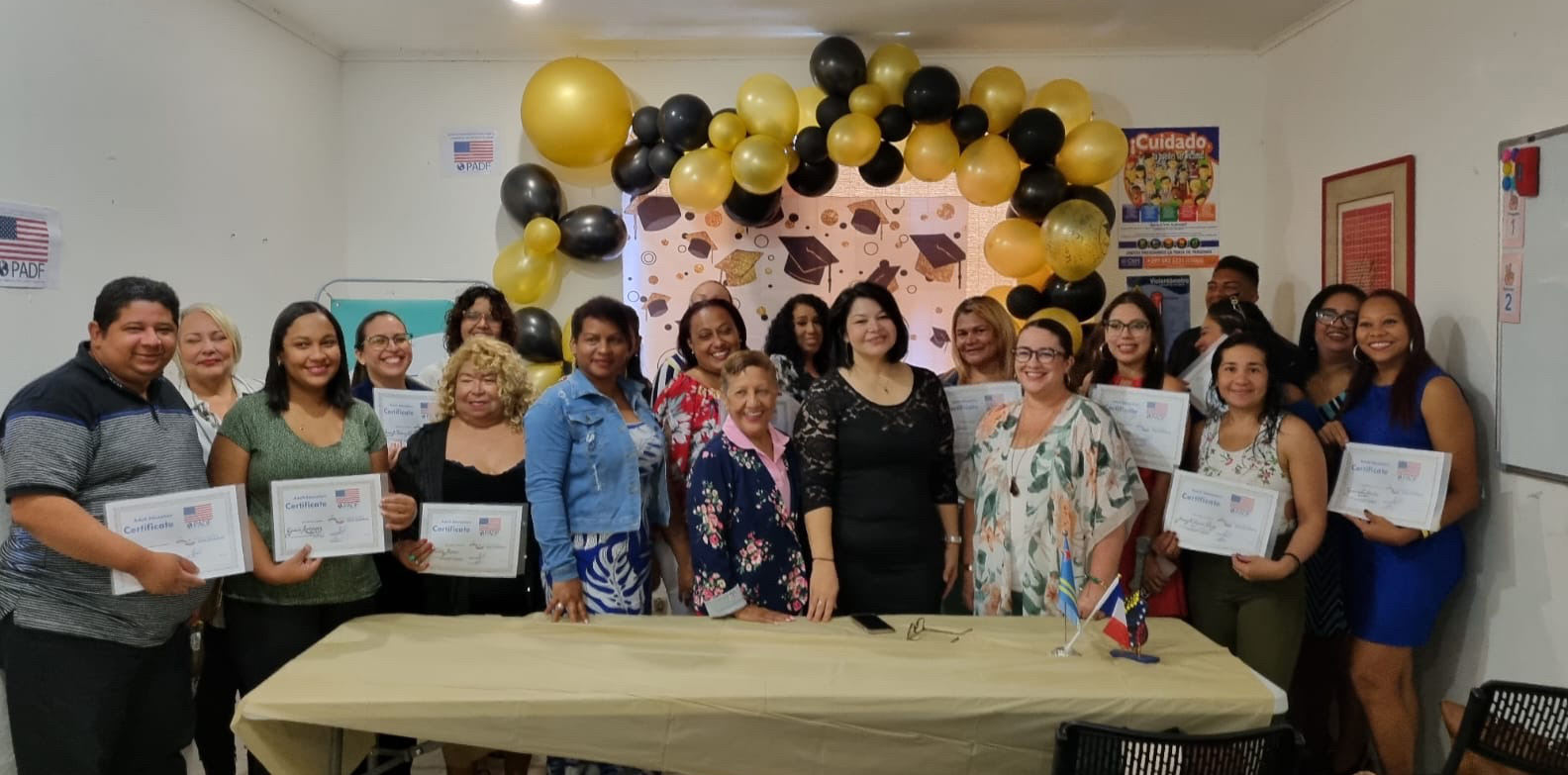 Fundacion Venearuba Solidaria cu entrega di certificado pa nan curso di Ingles y Papiamento