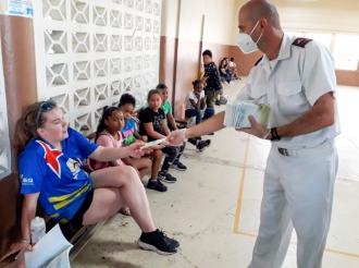 IBiSA y Freewinds a regala hobennan e buki 'E caminda pa felicidad'