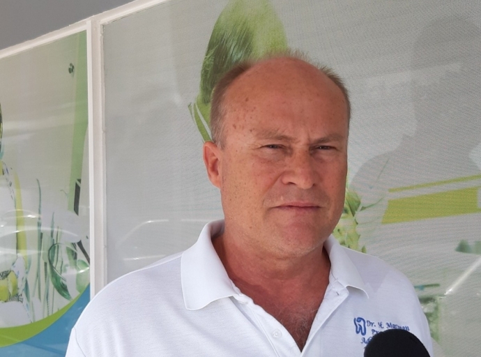 Na Aruba tin tecnico dental trahando independiente sin cu tin e opleiding adecua
