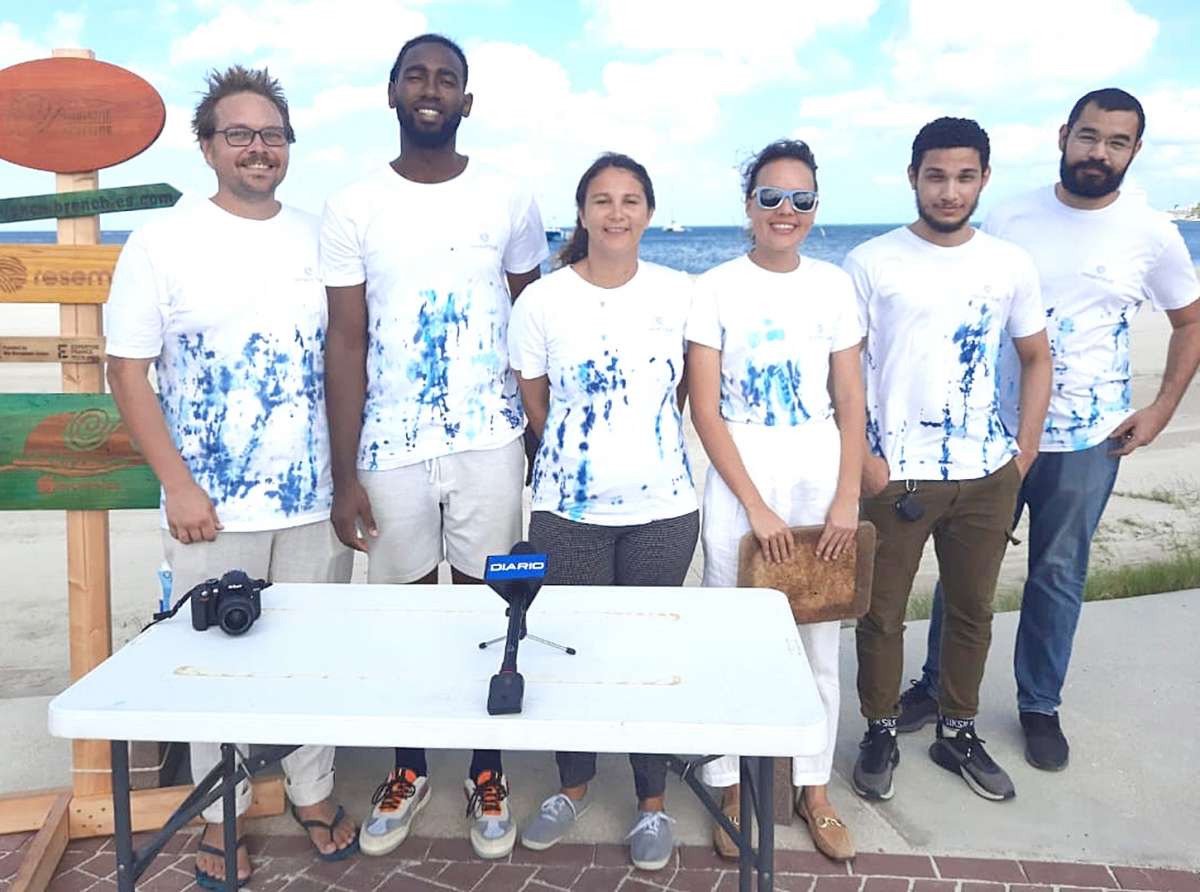 Proyecto Surfside Science lo test y desaroya metodo pa monitor medio ambiente di e costa di Aruba pa un aña largo