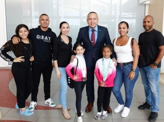 Ministro a felicita grupo di gimnasia cu a logra grandi na Republica Dominicana