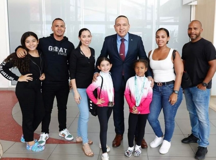 Ministro a felicita grupo di gimnasia cu a logra grandi na Republica Dominicana