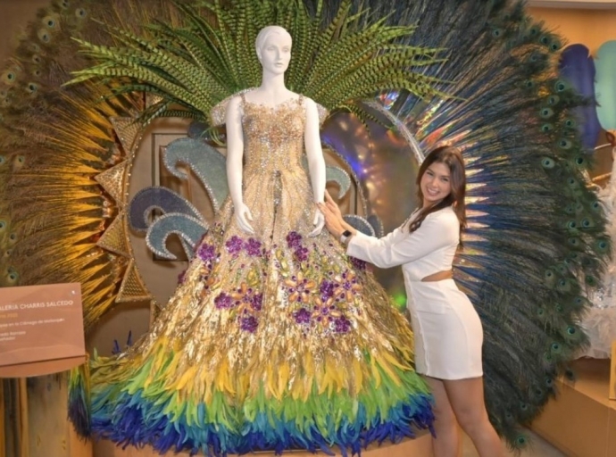 Asina e Reina di Barranquilla a entrega su trahe na Museo di Carnaval
