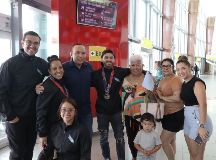 Joshua Frias y Corina Boekhoudt a logra medaya di oro y brons den e competencia di Power lifting na Panama