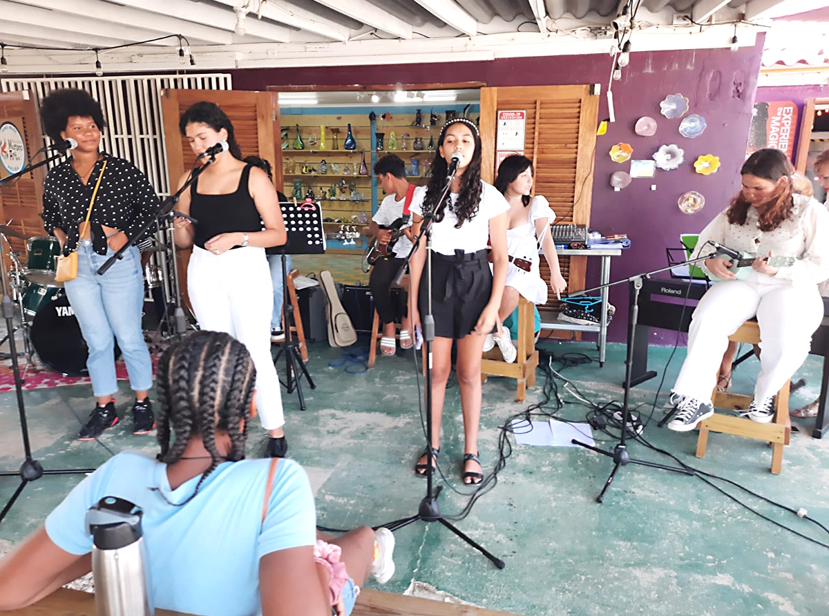 Un grupo musical hubenil di Schakel College a entretene publico cu un presentacion unico