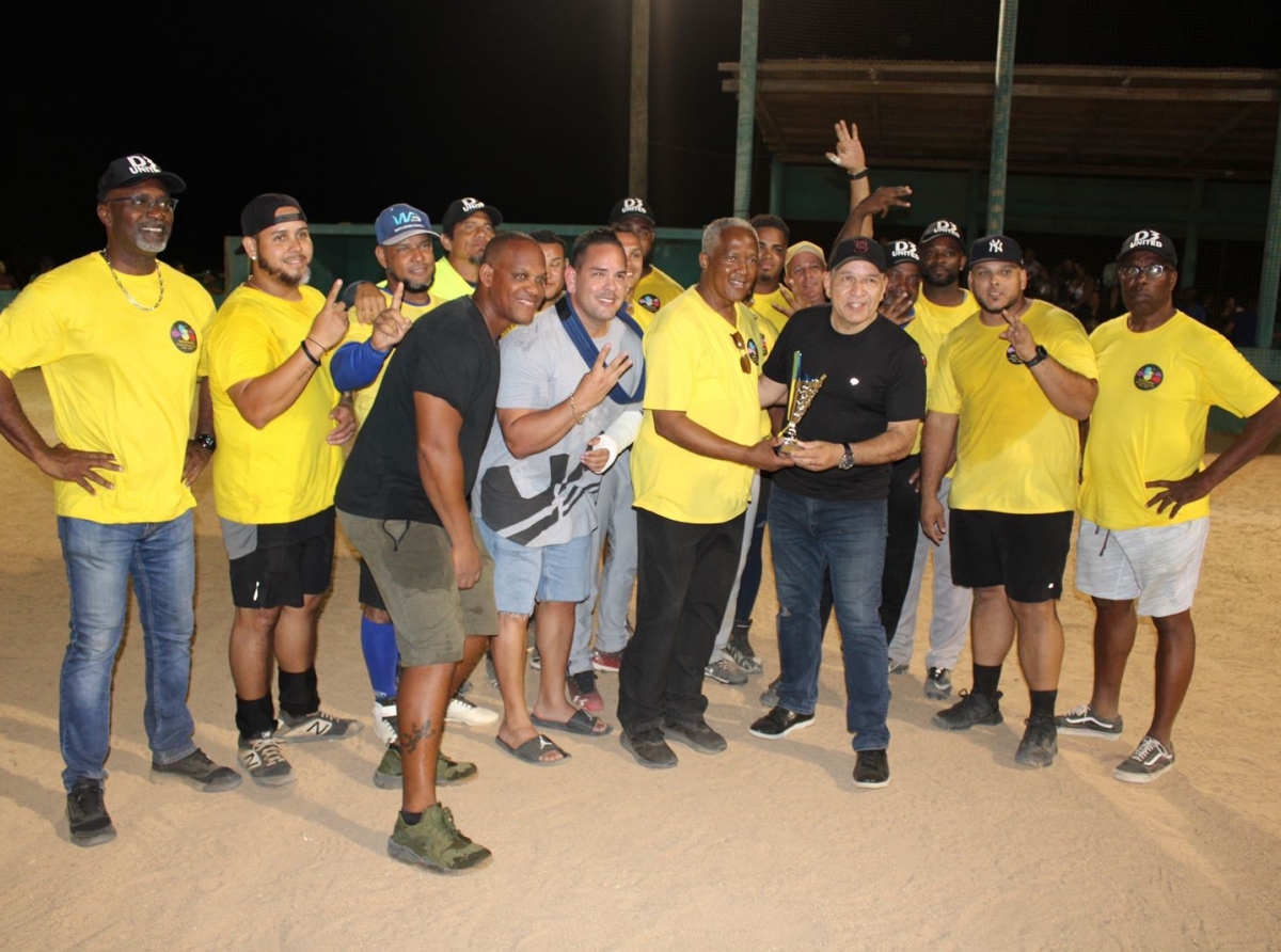 Minister Croes a haci entrega di trofeo na e campeon y sub campeon di softball di Korpsweek 2022