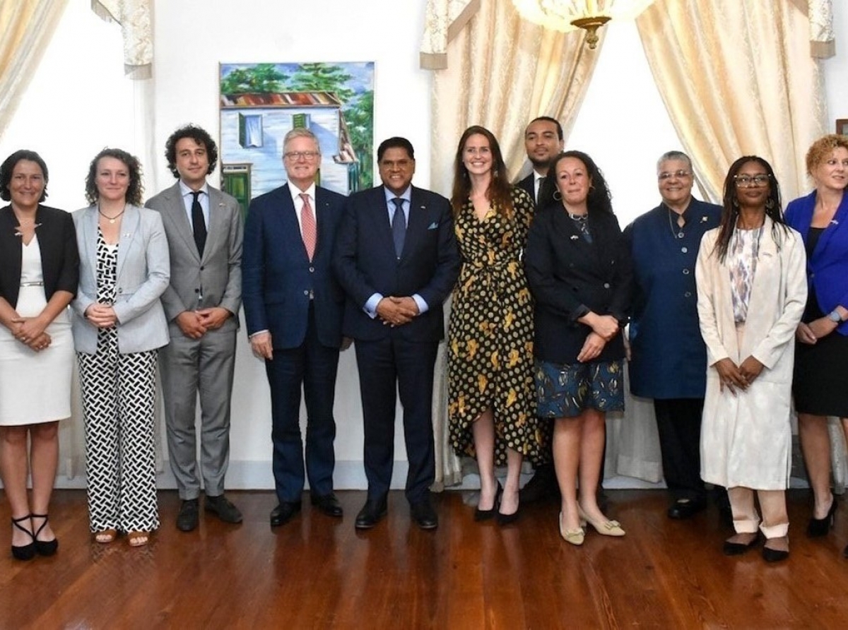 Delegacion di Tweede Kamer a bishita president di Suriname