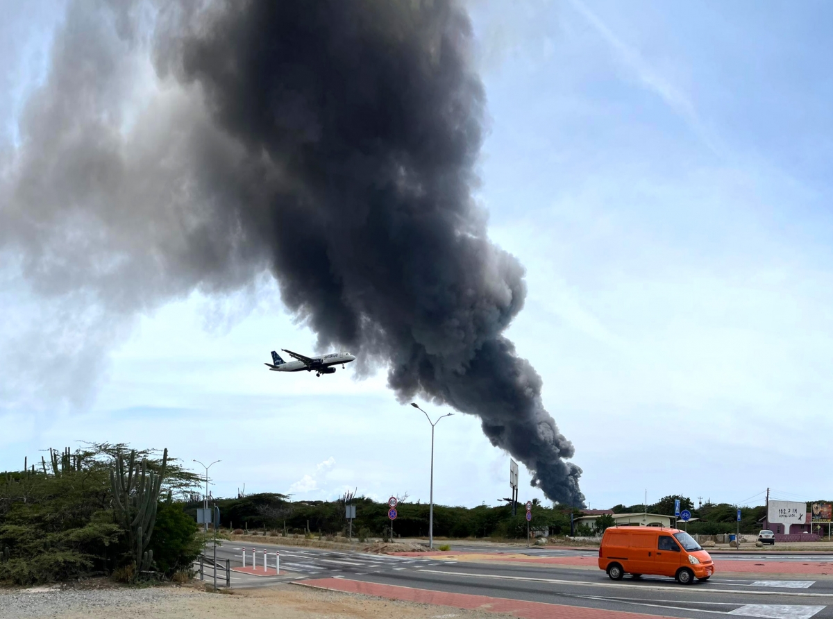 Imagen net ora cu Airbus A320 di jetBlue ta aterizando cu background di huma diki