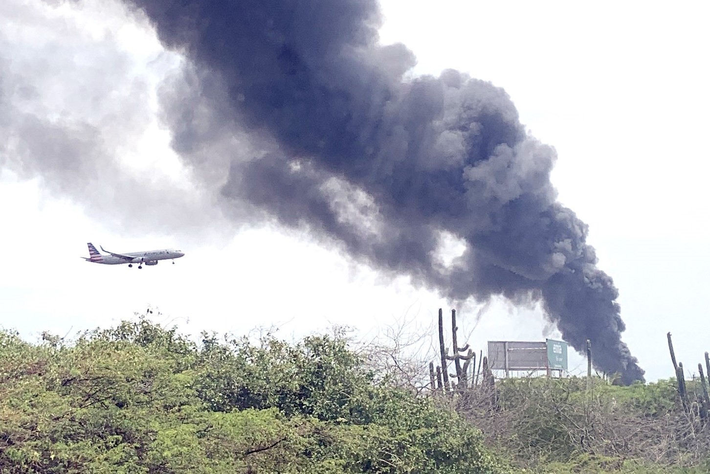 Momento cu Airbus A321 di American Airlines a pasa bao di e huma