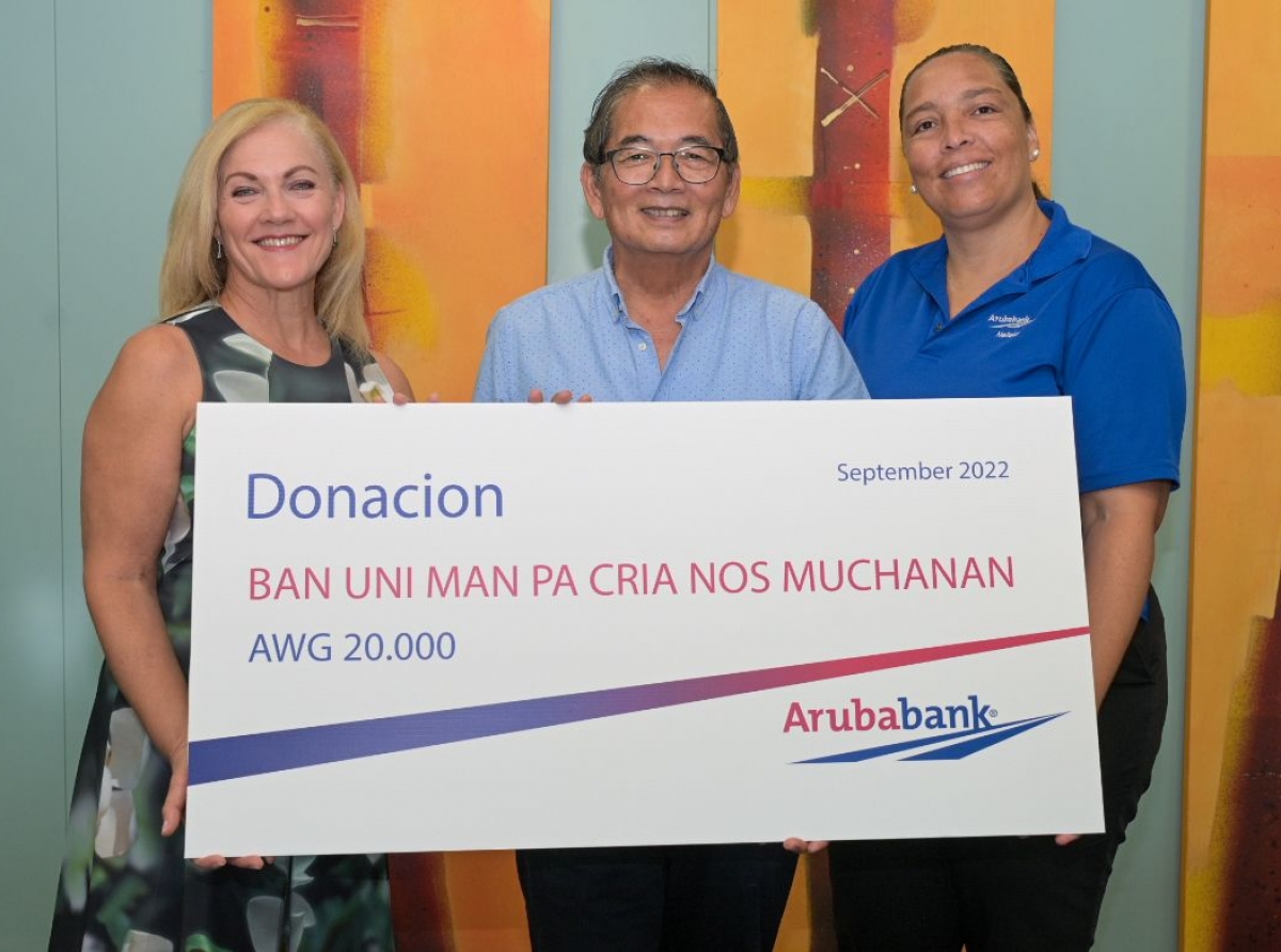 Aruba Bank a haci donacion na Fundacion Ban Uni Man pa Cria Nos Muchanan