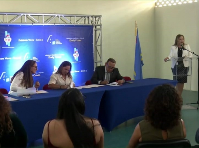 Gobierno y instructornan di landamento a firma contrato di trabao di cinco aña