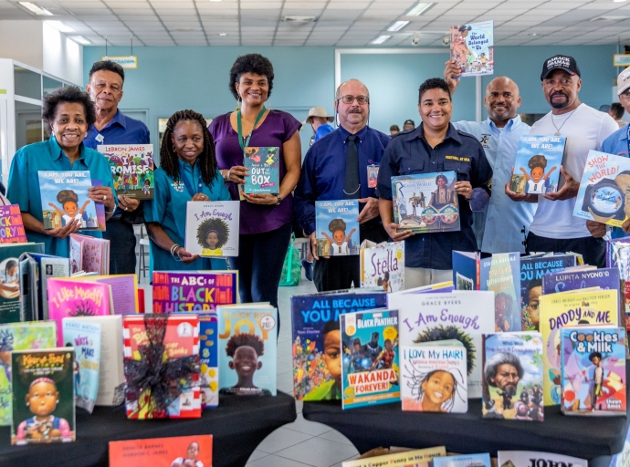 Aruba a ricibi un donacion di bukinan di lesa pa mucha for di ‘Festival at Sea’