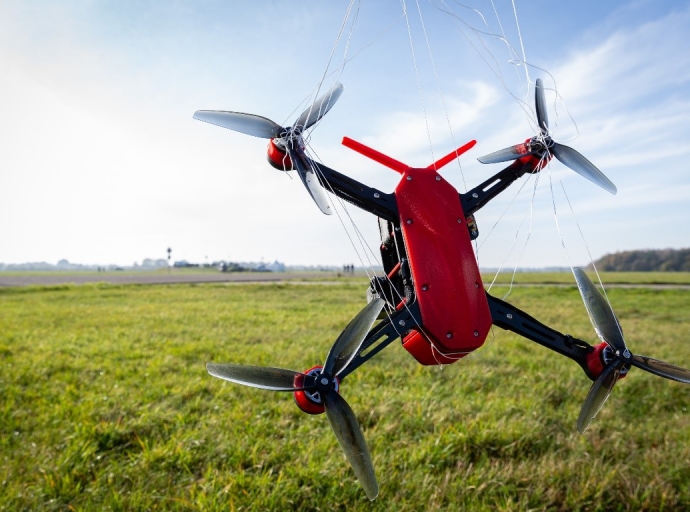 Militarnan Hulandes cu training con pa ataca cualkier Drone bulando den zona prohibi