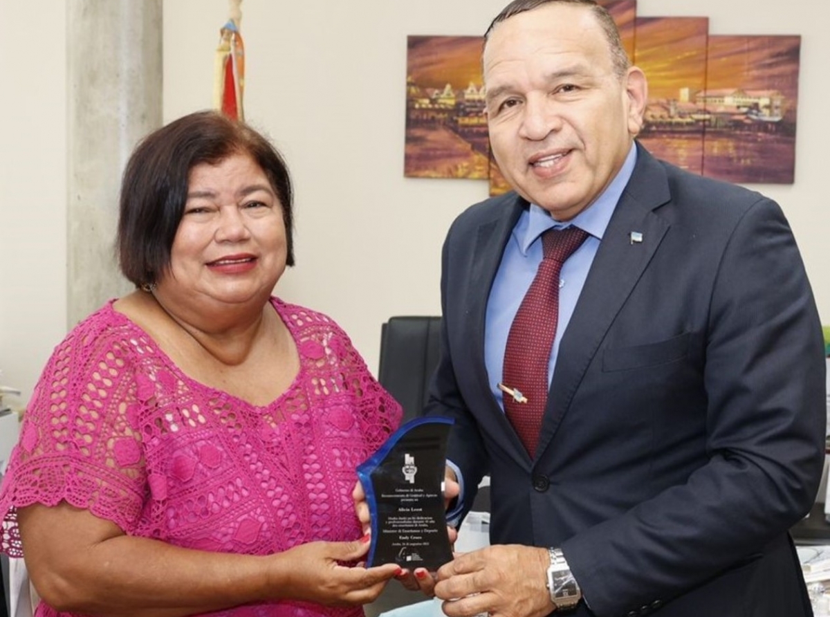 Bunita ceremonia pa Sra. Alicia Leest cu a dedica mas di 40 aña den veld di Enseñansa