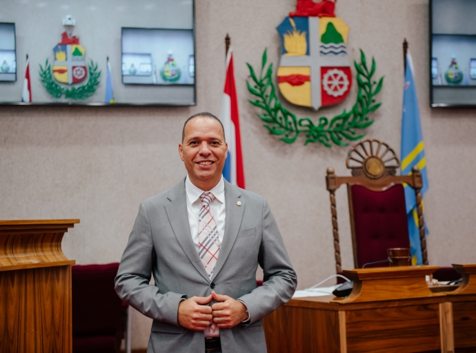 Introduccion di un comision special cu ta encarga pa fortifica integridad y credibilidad di Parlamento