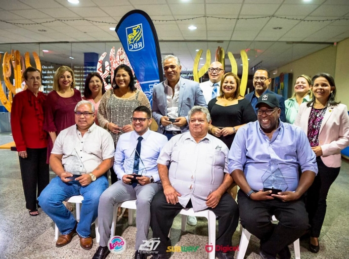 Parlamentario Tromp-Lee a asisti na e di 15 exposicion “Lens di mi wowonan”