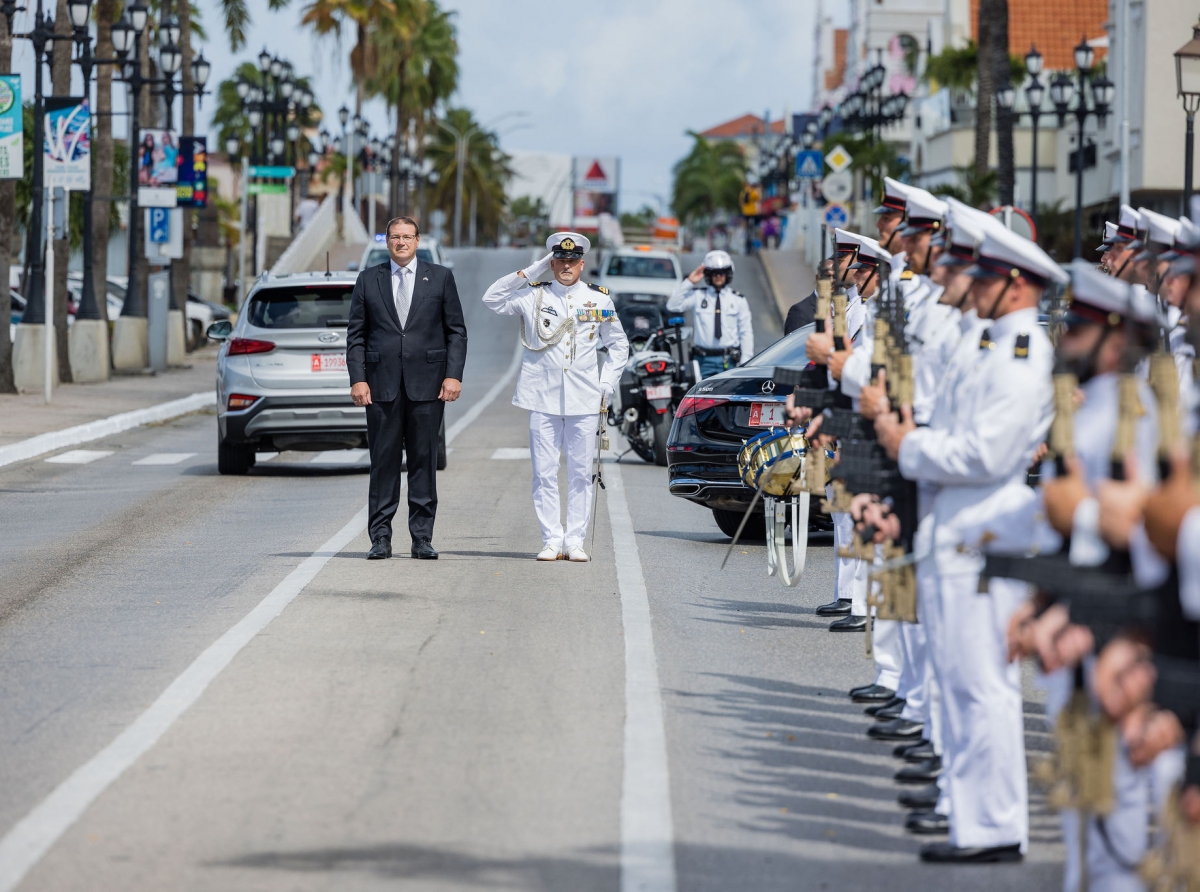 Gobernador inspeccionando militarnan na ocasion di Aña Nobo Parlamentario