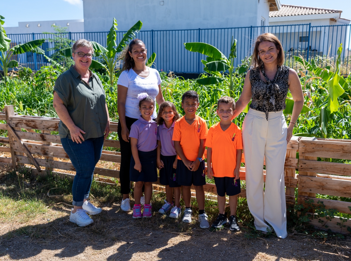 Aruba Bank a yuda Prinses Amalia Basisschool inaugura ‘Foodforest’