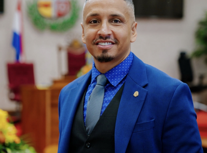 Parlamentario Alvin Molina cu repaso di su prome aña den parlamento di Aruba