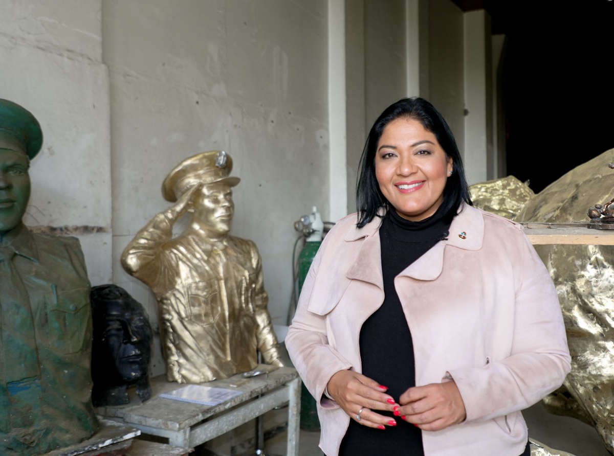 Minister Xiomara Maduro haya e oportunidad pa mira e busto di Tino Ruiz