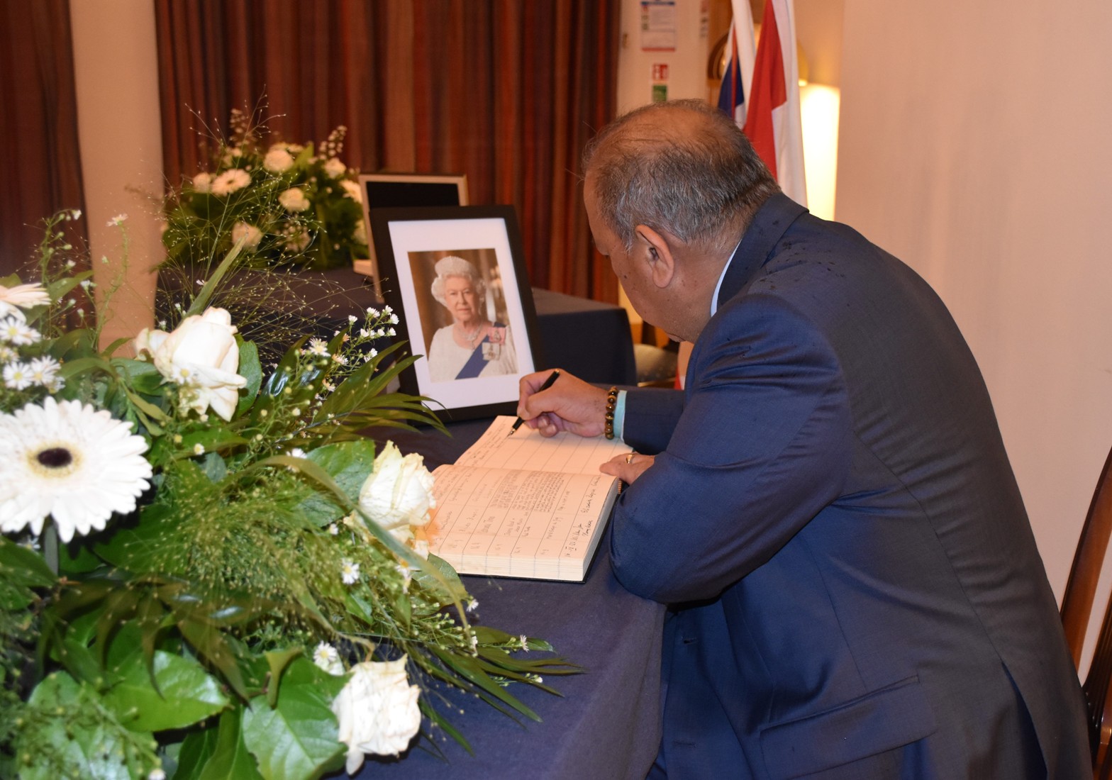 Ministro Thijsen a firma registro di condolencia na embahada Britanico