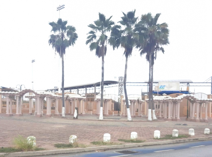 Treciendo mas beyeza na entrada di Joe Laveist Ballpark