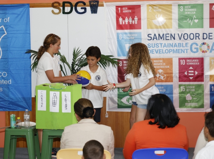 Studiantenan di Internacional School of Aruba a presenta diferente tema mara na Agenda 2030 di Nacionnan Uni