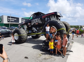 Kooyman Megastore a yena di mucha pa e Meet & Greet cu Monstertrucks