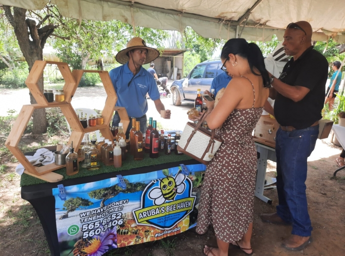 Hopi hende a bay probecha di e Mercado Santa Rosa