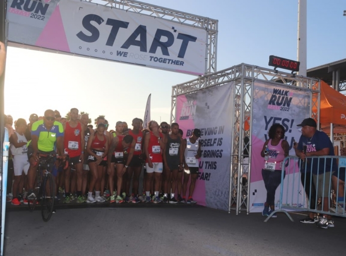 Bunita pa mira asina hopi hende na roos den Walk+Run 2022 di Aruba Bank