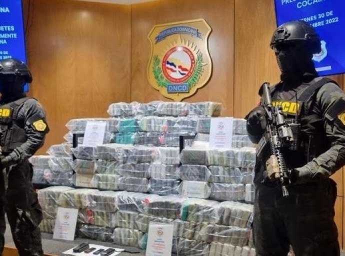 Cuatro hende gara na Barahona cu 474 paki di cocaina