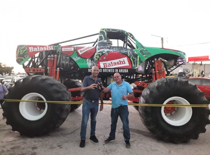 Admirando e Monster Trucknan na Tienda Geerman