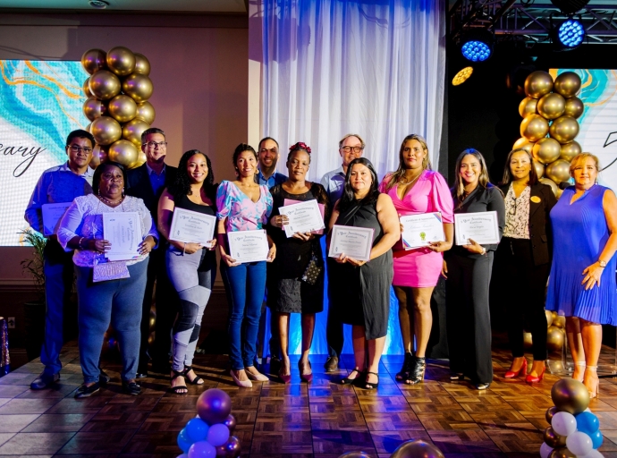 Minister Dangui Oduber a entrega reconocimento na empleadonan di Divi Hotel