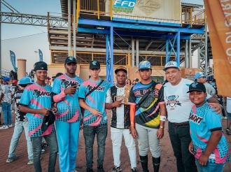 Minister Endy Croes a lansa e prome bala pa habri e di dos edicion di Baseball in Paradise