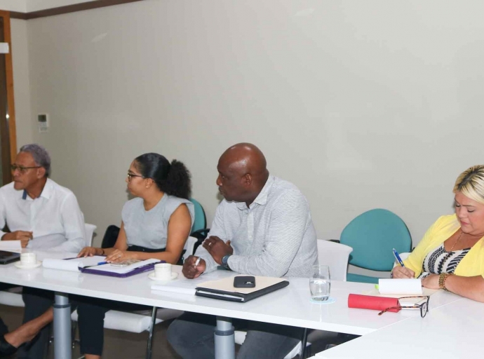Ministro Geoffrey Wever a bay na mesa cu gerencia y trahadonan di Post Aruba pa busca un solucion