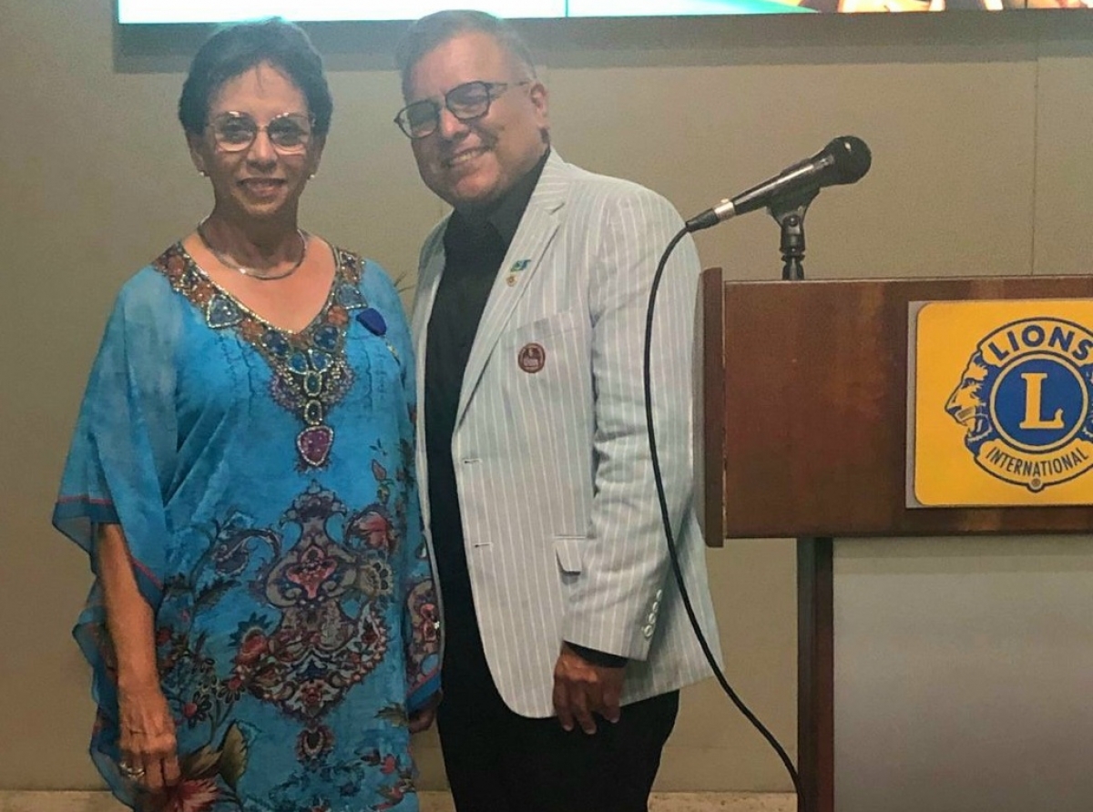 Sra. Lilly Prince a ricibi e medaya di merito for di Aruba One Happy Island Lions Club