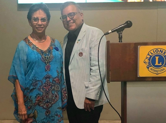 Sra. Lilly Prince a ricibi e medaya di merito for di Aruba One Happy Island Lions Club