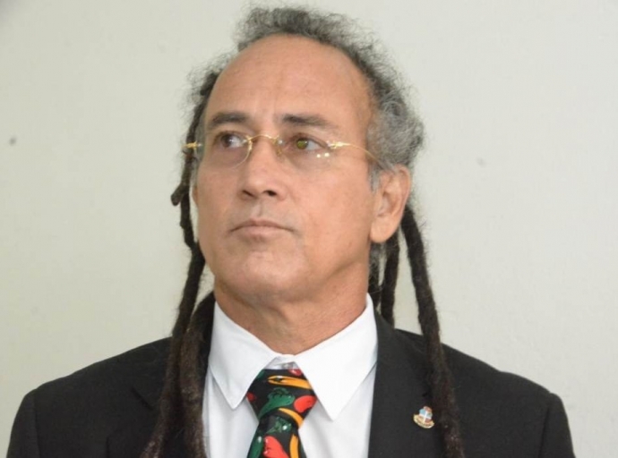 Ricardo Croes di RED ta acusa Besaril di a hinca Arubahuis den cora