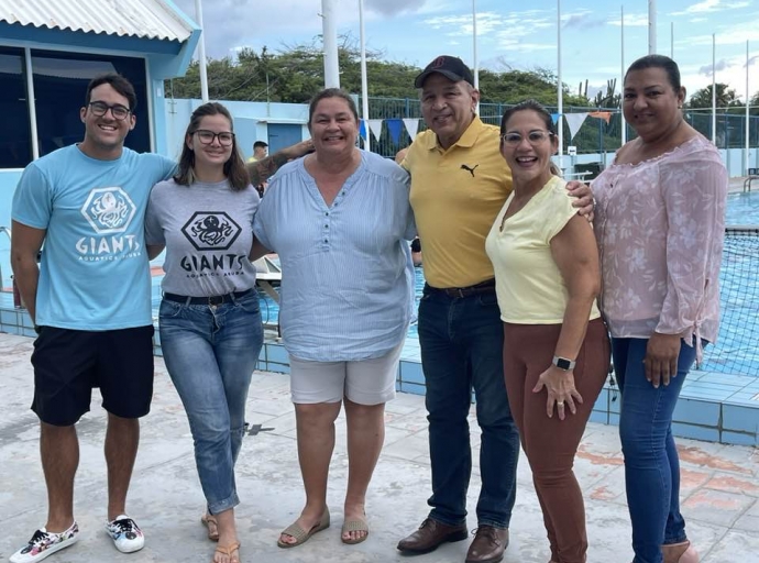 Minister di Deporte a mira e “tryouts” di un deporte nobo na Aruba: water polo