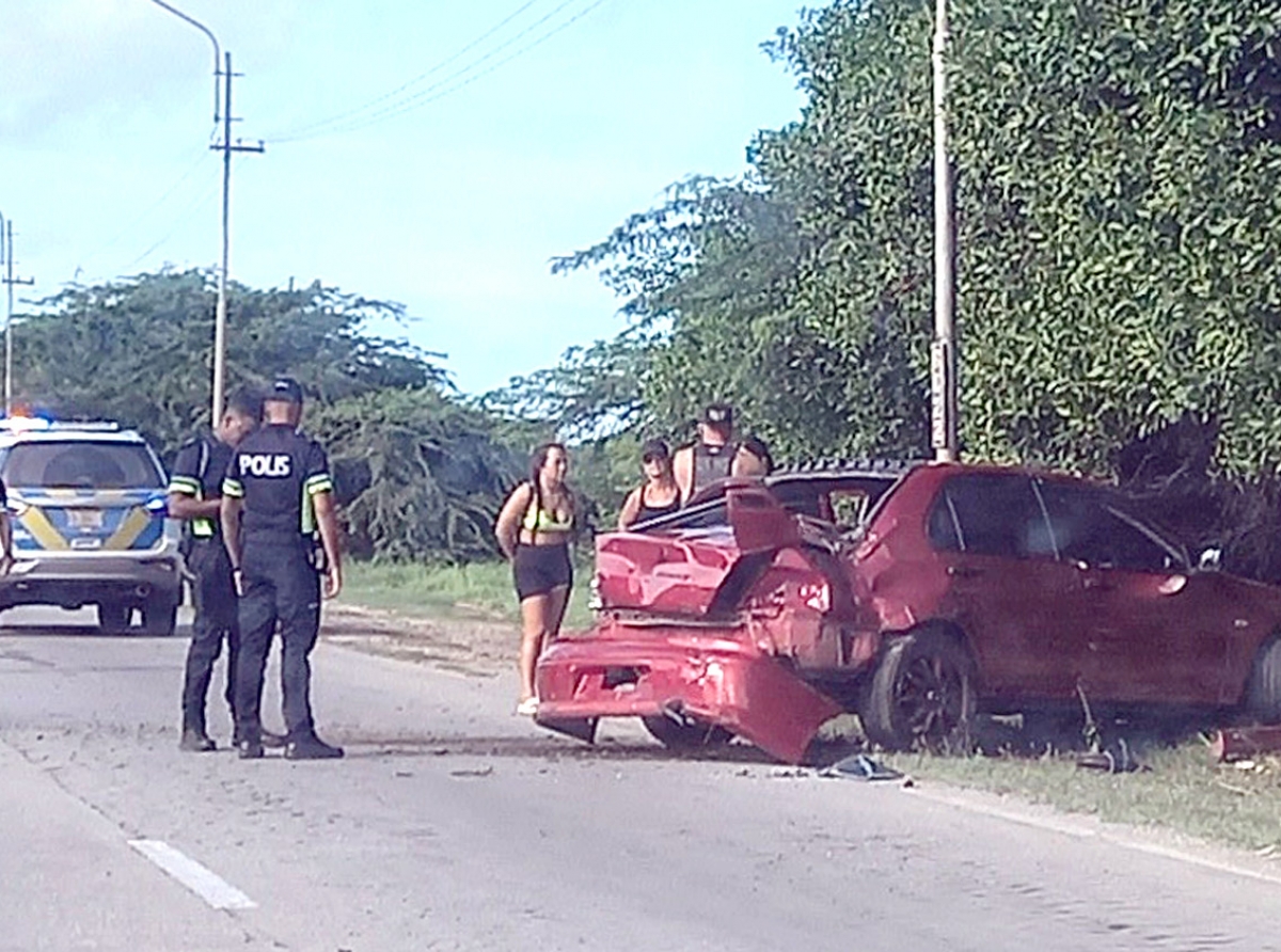 Auto deportivo a kibra bastante riba Avenida Nelson Oduber